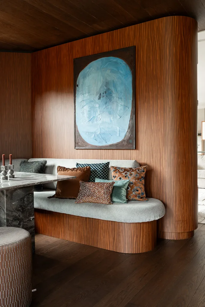 Claudi kussens in een interieur met houten wandpaneel