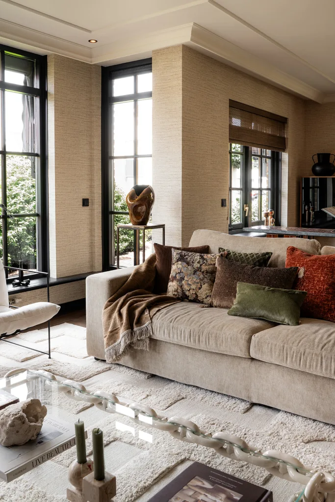 Interieur met Claudi-sierkussens op een bank